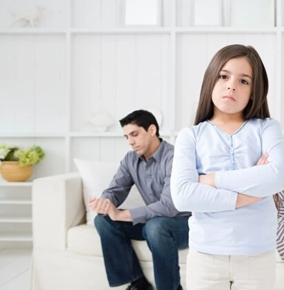 آیا دختر پس از ۹ سالگی برای خروج از کشور نیاز به اجازه پدر دارد؟