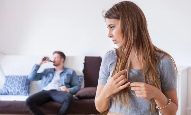 1- عنوان اصلی محتوا: اگر مرد طلاق ندهد زن میتواند طلاق بگیرد؟ 2- کلمه کلیدی اصلی اگر مرد طلاق ندهد زن میتواند طلاق بگیرد 3- کلمه کلیدی مرتبط طلاق زن بدون رضایت مرد، حق طلاق زن 4- خلاصه محتوا (20 تا 30 کلمه) جالب است بدانید اگر مرد طلاق ندهد زن میتواند طلاق بگیرد. با کمک مشاور حقوقی شرایط قانونی طلاق بدون رضایت مرد را بررسی کنید. خیلی از خانمها این دغدغه و نگرانی را دارند که اگر مرد طلاق ندهد زن میتواند طلاق بگیرد؟ پاسخ این سوال به شرایط مختلفی که در قوانین، پیشبینی شده گره خورده است. خانمها بنا به برخی شرایط قانونی از شروط ضمن عقد گرفته تا اثبات عسر و حرج، حق طلاق پیدا میکنند. اما مسئله این است که چطور باید از این حقوق استفاده کرد؟ شاید برای رسیدن به پاسخ این سوالات بهتر باشد با مشاوره حقوقی صحبت کنید. اما قبل از آن پیشنهاد میکنیم در این مقاله تمام روشهای قانونی را بررسی کنید تا ذهنیت درستی بهدست آورید. اگر مرد طلاق ندهد زن میتواند طلاق بگیرد؟ واقعاً اگر مرد طلاق ندهد زن میتواند طلاق بگیرد؟ در پاسخ به این سوال باید بگوییم بله مواردی پیش میآید که حتی اگر مرد طلاق ندهد زن میتواند طلاق بگیرد. در ادامه توضیح میدهیم این شرایط مختلف چه هستند و دادگاه چگونه به زن اجازه طلاق میدهد: شروط ضمن عقد و حق طلاق زن اگرچه در حقوق ایران، حق طلاق اصولاً با مرد است، اما طلاق زن بدون رضایت مرد در شرایط خاصی امکانپذیر است. یکی از مهمترین این شرایط، شروط ضمن عقد است که در سند ازدواج ثبت شده و در صورت امضا به زن اختیار طلاق میدهد. این شروط شامل مواردی مانند عدم پرداخت نفقه بیش از ۶ ماه، سوء رفتار مرد، ابتلا به بیماریهای صعبالعلاج، جنون، اشتغال به مشاغل نامناسب، محکومیت به ۵ سال حبس، اعتیاد شدید یا مفقودالاثر شدن شوهر است. برای مثال، اگر مرد بدون هیچ دلیل موجهی بیش از چهار سال ناپدید شود، زن میتواند با استناد به این شرط درخواست طلاق کند. دادگاه شروط ضمن عقد را بهعنوان توافقات قانونی زوجین بررسی میکند. حتی اگر زن شرط حق طلاق داشته باشد، میتواند بدون نیاز به اثبات عسر و حرج درخواست طلاق کند. همچنین، شروطی مانند سوء رفتار، ترک زندگی، اعتیاد شدید یا محکومیت طولانیمدت، نشانه عدم تعهد مرد به زندگی مشترک است. در این شرایط هم دادگاه با بررسی مدارک و شهادت شهود، حکم طلاق را صادر میکند. عسر و حرج (سختی و مشقت زندگی) عسر و حرج یعنی شرایطی که زندگی را برای زن غیرقابل تحمل میکند. مثلاً مردی که دچار بدبینی افراطی است، همسرش را کنترل کرده و به خیانت متهم میکند. یا شوهری که اعتیاد شدید دارد، اموال خانه را میفروشد و خانواده را در خطر قرار میدهد. ترک خانه بدون دلیل منطقی، عدم پرداخت نفقه و خشونتهای مداوم نیز از مصادیق آن هستند. دادگاه در بررسی عسر و حرج، شدت مشکلات را میسنجد. خشونت خانگی سلامت و امنیت زن را به خطر میاندازد. اعتیاد شدید مرد باعث نابودی زندگی خانوادگی شده و ترک زندگی زن را بدون حمایت میگذارد. اگر زن نتواند این شرایط را تحمل کند، دادگاه با استناد به مدارک و شهادت شهود، حکم طلاق را صادر خواهد کرد. طلاق از همسر معتاد غیبت طولانیمدت مرد اگر مرد برای مدت طولانی غایب باشد و زندگی مشترک را ترک کند، طلاق زن بدون رضایت مرد ممکن میگردد. این غیبت در دو حالت بررسی میشود: 1) مفقودالاثر بودن مرد: طبق ماده 1029 قانون مدنی، اگر مرد به مدت 4 سال مفقودالاثر باشد، زن میتواند درخواست طلاق دهد. دادگاه پس از انتشار آگهی در روزنامهها و گذشت یک سال از اولین آگهی در صورت عدم بازگشت مرد، حکم طلاق را صادر میکند. 2) ترک زندگی خانوادگی: اگر مرد بیش از 6 ماه متوالی یا 9 ماه متناوب بدون دلیل موجه زندگی خانوادگی را ترک کند، زن اجازه دارد، درخواست طلاق کند. این مورد از مصادیق عسر و حرج محسوب میشود و دادگاه را برای صدور حکم طلاق قانع میکند. طلاق زن بدون رضایت مرد با عدم پرداخت نفقه اگر شوهر نفقه را پرداخت نکند، حتی اگر مرد طلاق ندهد زن میتواند طلاق بگیرد. این عدم پرداخت در دو حالت رخ میدهد: 1) امتناع از پرداخت نفقه: اگر مرد به مدت 6 ماه نفقه نپردازد و زن از شوهر خود خواسته باشد که نفقه را پرداخت کند، حتی اگر مرد از نظر مالی توانایی پرداخت داشته باشد، زن حق دارد درخواست طلاق کند. 2) ناتوانی مالی مرد: اگر شوهر توانایی مالی برای پرداخت نفقه نداشته باشد و این موضوع زندگی مشترک را دچار مشکل کند، زن میتواند درخواست طلاق دهد. در این حالت، ناتوانی مالی مرد به عنوان دلیل طلاق محسوب میشود. باید توجه داشته باشید که برای اثبات، باید دادخواست نفقه دهد. در صورت عدم پرداخت پس از 10 روز از اجراییه دادگاه، میتوانید طلاق بگیرید. خیانت یا ازدواج مجدد مرد بدون رضایت زن خیانت یا ازدواج مجدد بدون رضایت، آسیب روحی شدیدی به زن وارد میکند. ارائه مدارکی مانند پیامک، عکس یا شهادت شهود، دادگاه را قانع میکند که ادامه زندگی ممکن نیست و حکم طلاق صادر میشود. این مورد از مصادیق عسر و حرج است و میتواند دلیل طلاق باشد. زن باید در دادگاه ثابت کند که این شرایط ادامه زندگی را غیرقابل تحمل کرده است. پذیرش این دلایل بر عهده دادگاه خانواده است. روند قانونی درخواست طلاق زن بدون رضایت مرد اگر شما دارای حق طلاق زن بدون رضایت مرد باشید، باید مراحل قانونی زیر را طی کنید: 1) مشاوره خانواده: مراجعه به مرکز مشاوره برای بررسی امکان سازش. 2) ثبتنام در سامانه تصمیم: زن باید در سامانه مخصوص طلاق ثبتنام کند. 3) تنظیم دادخواست: شامل اطلاعات ازدواج، دلایل طلاق، شرایط مالی و حضانت فرزند. 4) ارجاع به دادگاه خانواده: پس از ثبت دادخواست، پرونده به دادگاه ارسال میشود. 5) ابلاغ به شوهر: شوهر از دادخواست مطلع شده و فرصت دفاع دارد. 6) رسیدگی دادگاه: قاضی مدارک و ادله زن را بررسی میکند. 7) صدور حکم طلاق: در صورت احراز شرایط، حکم صادر میشود. 8) امکان اعتراض: رأی صادره قابل تجدیدنظرخواهی است. وکیل خوب برای طلاق جمعبندی در این مقاله درباره این صحبت کردیم که اگر مرد طلاق ندهد زن میتواند طلاق بگیرد. چنانچه شما هم درگیر یکی از شرایط مورد بحث در این مقاله هستید و قصد طلاق دارید، بهتر است با یک وکیل خبره مشورت کنید. وکلای با تجربه و آگاه از قوانین با تدوین درست دادخواست، ارائه مستندات معتبر و دفاع مؤثر در محاکم، فرآیند طلاقتان را آسانتر از آنچه تصور میکنید پیش میبرند. همچنین این کارشناسان میدانند پیچیدگیهای حقوقی، اعتراضهای محتمل و دشواریهای اجرایی این روند چیست و چگونه باید از پس آن برآمد. در آخر یادتان باشد که زندگی سزاوار آن است که برای حفظ آرامش و حقوقمان تلاش کنیم. آیا اگر مرد طلاق ندهد، زن میتواند طلاق بگیرد؟ بله، در حقوق ایران اگرچه اصل بر این است که حق طلاق با مرد است، اما در شرایط خاصی زن میتواند بدون رضایت همسر خود درخواست طلاق دهد. این شرایط شامل مواردی همچون شروط ضمن عقد، عسر و حرج، غیبت طولانیمدت مرد، عدم پرداخت نفقه، اعتیاد شدید، و سوء رفتار میشود. در این موارد، دادگاه با بررسی مدارک و شواهد، میتواند حکم طلاق را صادر کند، حتی اگر مرد رضایت نداشته باشد. شروط ضمن عقد چگونه به زن حق طلاق میدهد؟ شروط ضمن عقد که در سند ازدواج قید میشوند، در صورت امضا توسط زوجین، به زن اختیار طلاق میدهند. این شروط شامل مواردی مانند عدم پرداخت نفقه بیش از ۶ ماه، سوء رفتار، ابتلا به بیماریهای صعبالعلاج، جنون، اشتغال به مشاغل نامناسب، محکومیت به ۵ سال حبس، اعتیاد شدید یا مفقودالاثر شدن شوهر است. اگر هر یک از این شرایط محقق شود، زن میتواند با استناد به شروط مذکور، درخواست طلاق کند و دادگاه این شروط را بهعنوان توافقات قانونی زوجین بررسی میکند. عسر و حرج چیست و چگونه میتواند دلیلی برای طلاق باشد؟ عسر و حرج به شرایطی گفته میشود که زندگی را برای زن غیرقابل تحمل میکند. این شرایط میتواند شامل مواردی مانند بدبینی افراطی مرد، کنترل شدید زن و اتهام خیانت، اعتیاد شدید مرد، فروش اموال خانه و قرار دادن خانواده در خطر، ترک خانه بدون دلیل منطقی، عدم پرداخت نفقه و خشونتهای مداوم باشد. دادگاه در بررسی عسر و حرج، شدت مشکلات را میسنجد. خشونت خانگی که سلامت و امنیت زن را به خطر میاندازد، اعتیاد شدید که باعث نابودی زندگی خانوادگی میشود، یا ترک زندگی که زن را بدون حمایت میگذارد، همگی میتوانند دلایلی برای صدور حکم طلاق باشند، به شرط آنکه زن بتواند با ارائه مدارک و شهادت شهود، این شرایط را ثابت کند. در صورت غیبت طولانیمدت مرد، زن چگونه میتواند طلاق بگیرد؟ در صورت غیبت طولانیمدت مرد، زن میتواند در دو حالت درخواست طلاق کند: 1. مفقودالاثر بودن مرد: طبق ماده 1029 قانون مدنی، اگر مرد به مدت 4 سال مفقودالاثر باشد، زن میتواند درخواست طلاق دهد. دادگاه پس از انتشار آگهی در روزنامهها و گذشت یک سال از اولین آگهی، در صورت عدم بازگشت مرد، حکم طلاق را صادر میکند. 2. ترک زندگی خانوادگی: اگر مرد بیش از 6 ماه متوالی یا 9 ماه متناوب بدون دلیل موجه زندگی خانوادگی را ترک کند، این مورد از مصادیق عسر و حرج محسوب میشود و زن میتواند با استناد به آن، درخواست طلاق کند. عدم پرداخت نفقه چگونه میتواند منجر به طلاق شود؟ عدم پرداخت نفقه در دو حالت میتواند دلیلی برای طلاق زن بدون رضایت مرد باشد: 1. امتناع از پرداخت نفقه: اگر مرد به مدت 6 ماه از پرداخت نفقه خودداری کند، حتی اگر از نظر مالی توانایی پرداخت داشته باشد، زن حق دارد درخواست طلاق کند. البته لازم است زن قبلاً از شوهر خود خواسته باشد که نفقه را پرداخت کند. 2. ناتوانی مالی مرد: اگر شوهر توانایی مالی برای پرداخت نفقه نداشته باشد و این موضوع زندگی مشترک را دچار مشکل کند، زن میتواند درخواست طلاق دهد. برای اثبات عدم پرداخت نفقه، زن باید ابتدا دادخواست نفقه دهد. در صورت عدم پرداخت پس از 10 روز از اجراییه دادگاه، میتواند درخواست طلاق کند. در صورت خیانت یا ازدواج مجدد مرد بدون رضایت زن، آیا زن میتواند طلاق بگیرد؟ بله، خیانت یا ازدواج مجدد بدون رضایت زن، میتواند آسیب روحی شدیدی به او وارد کند و از مصادیق عسر و حرج محسوب شود. اگر زن بتواند با ارائه مدارکی مانند پیامک، عکس یا شهادت شهود، خیانت یا ازدواج مجدد بدون رضایت را ثابت کند و نشان دهد که این شرایط ادامه زندگی را برای او غیرقابل تحمل کرده است، میتواند دادگاه را قانع کند که حکم طلاق را صادر کند. البته پذیرش این دلایل بر عهده دادگاه خانواده است و قاضی با در نظر گرفتن تمام جوانب، تصمیم میگیرد.