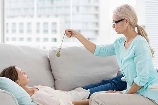 نقش خلسه هیپنوتیزمی در بازسازی تجارب دوران کودکی