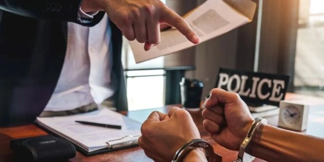 وکیل برای دفاع از متهمان یا شاکیان بانکی