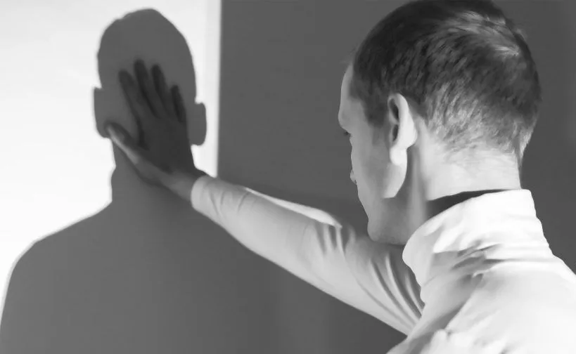 تأثیر استرس و عوامل محیطی بر شدت توهم و هذیان