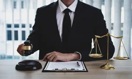 چگونه بهترین وکیل را پیدا کنیم؟