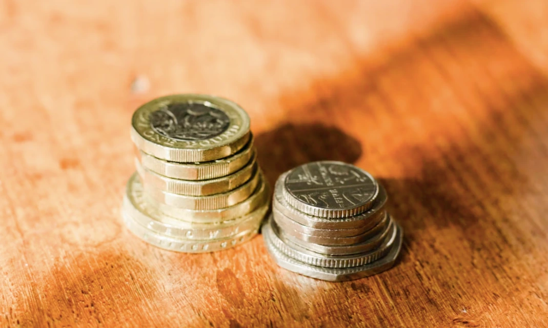 آیا مادر می&zwnj;تواند نفقه فرزندان را پرداخت کند؟