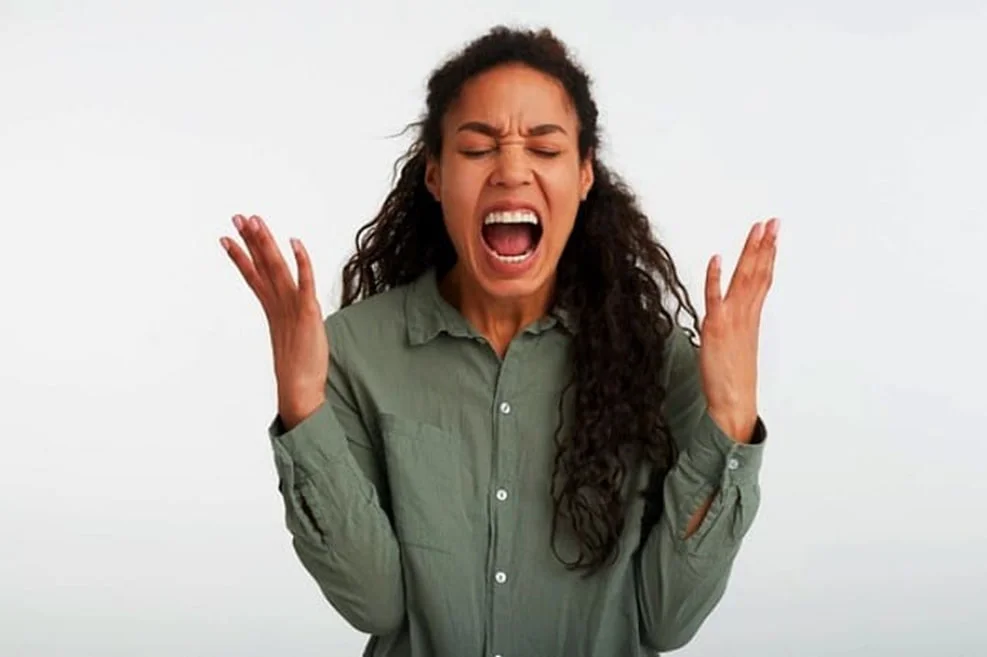 دلایل بروز هیستری، کمبود حمایت عاطفی و سرکوب احساسات